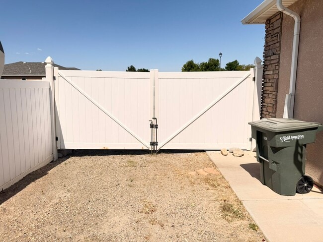 Building Photo - GORGEOUS 3Bed 2Bath 3Car Garage in NorthEast GJ!!!!!