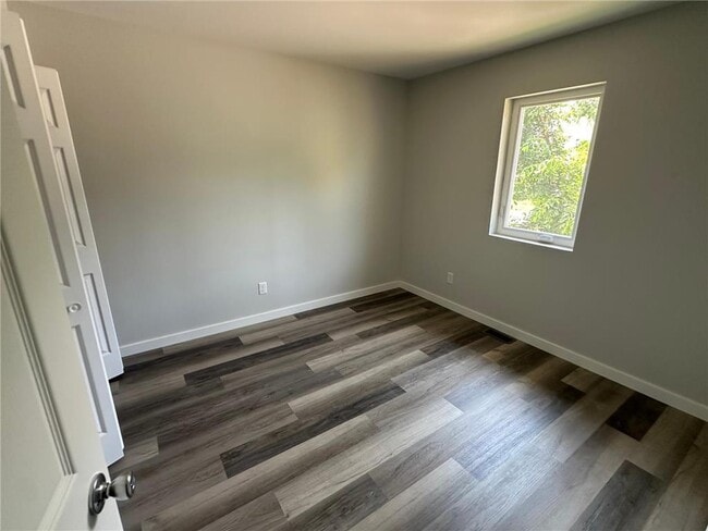 Building Photo - 466 Thomas Ave W