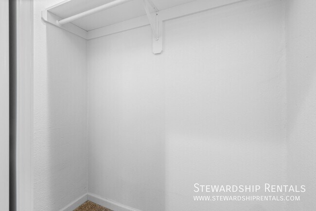 Building Photo - 754 W 12th Ave
