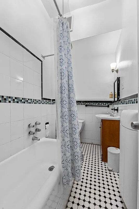 Building Photo - 51 W 88th St