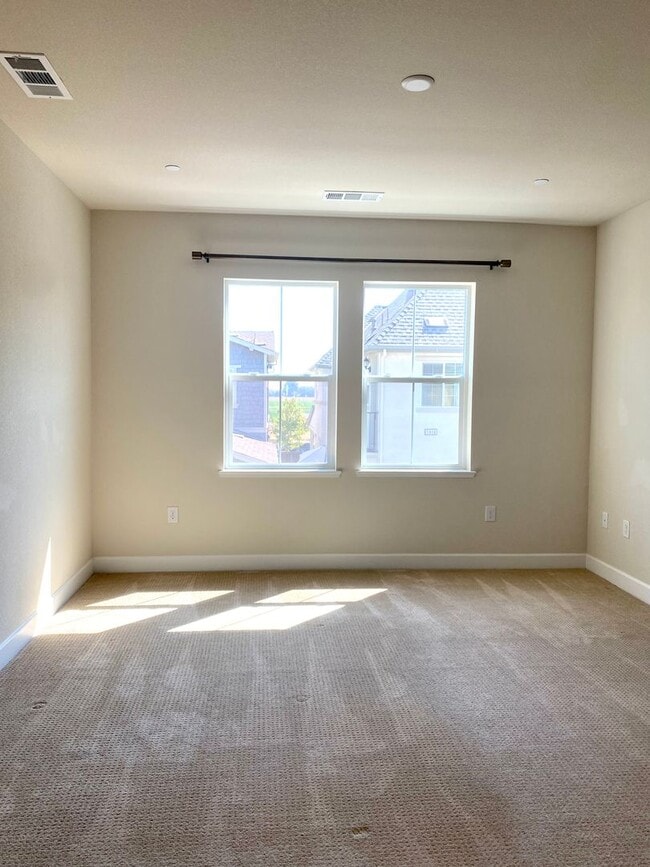 Building Photo - Stunning five bedroom in The Cannery