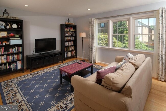 Building Photo - Charming townhome in the heart of McLean !!