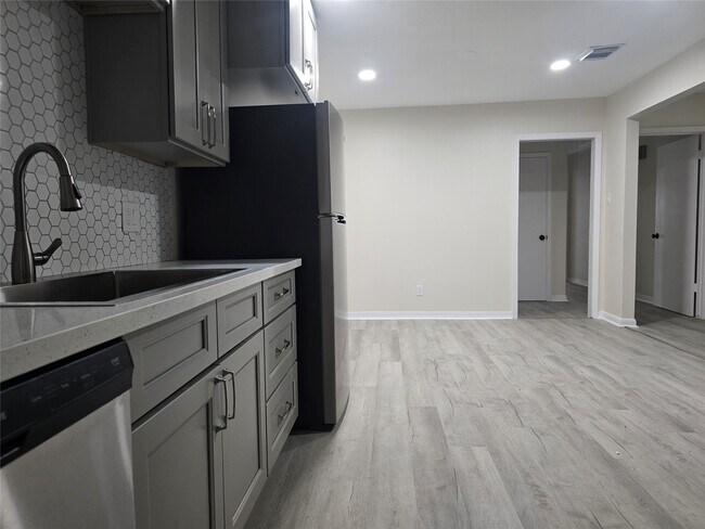 Building Photo - 10518 Royal Oaks Dr