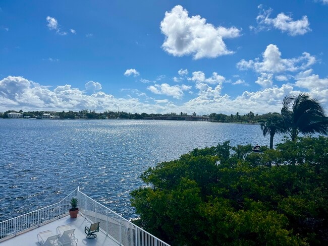 Building Photo - 301 Croton Ave