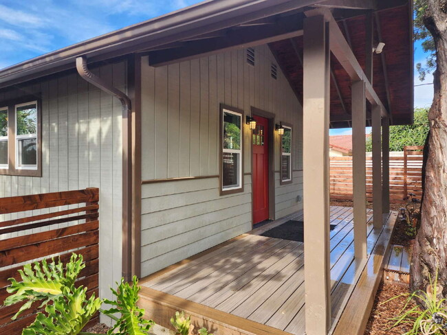 Building Photo - Cozy Craftsman style home!