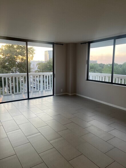 Living room - 400 E Colonial Dr