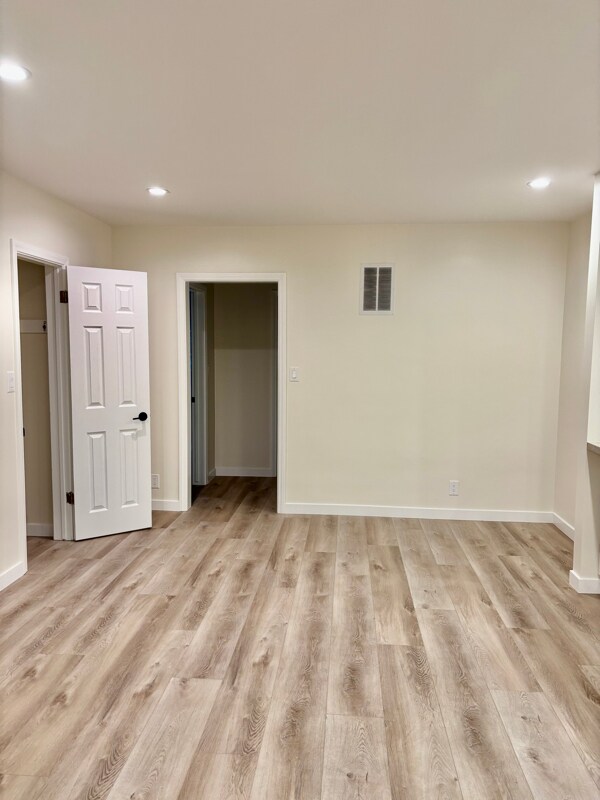 Building Photo - 2488 Beachwood Dr