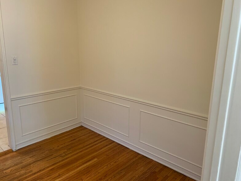Building Photo - 412 N Doheny Dr