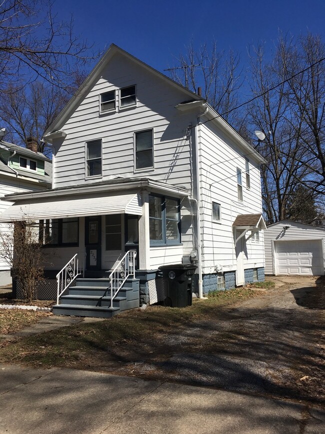 Building Photo - 3 Bedroom Home-  23Rd St Sw- Akron  Kenmor...