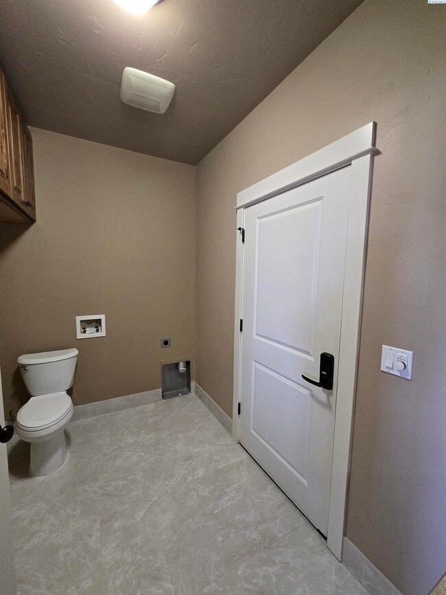 Building Photo - 3/4 Acre lot with Pool/Hot and Lawn Care I...