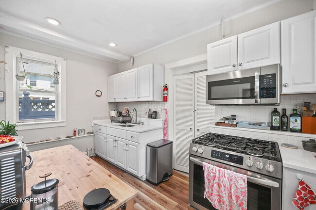 Building Photo - 208 4th Ave