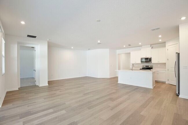 Building Photo - Thoughtfully Designed 4/3 Home with Premium Upgrades and 2 Car Garage! Available Now!