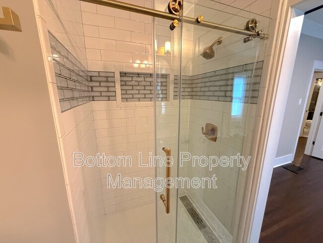 Building Photo - 621 S Summit Ave