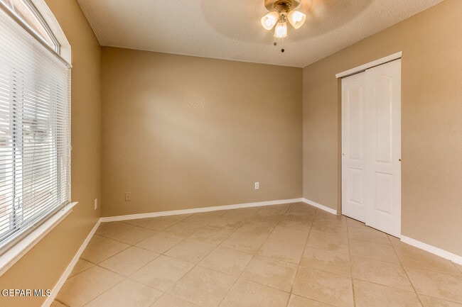 Building Photo - 10964 Northview Dr