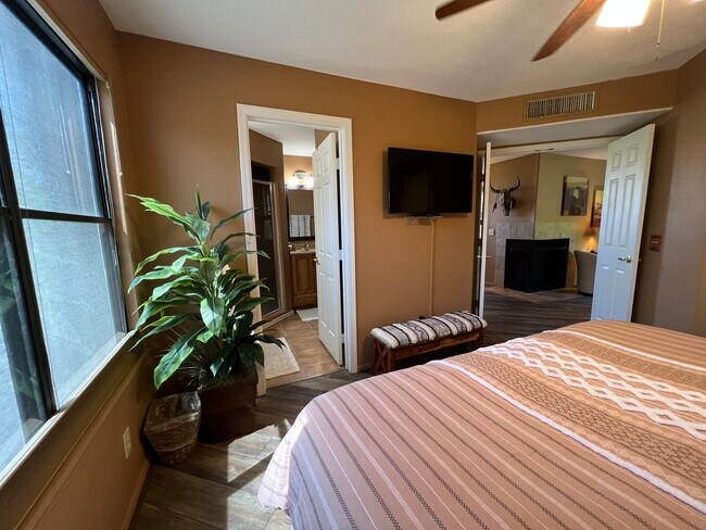 Building Photo - 6655 N Canyon Crest Dr