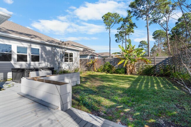 Building Photo - 590 Las Roblas Grande Dr