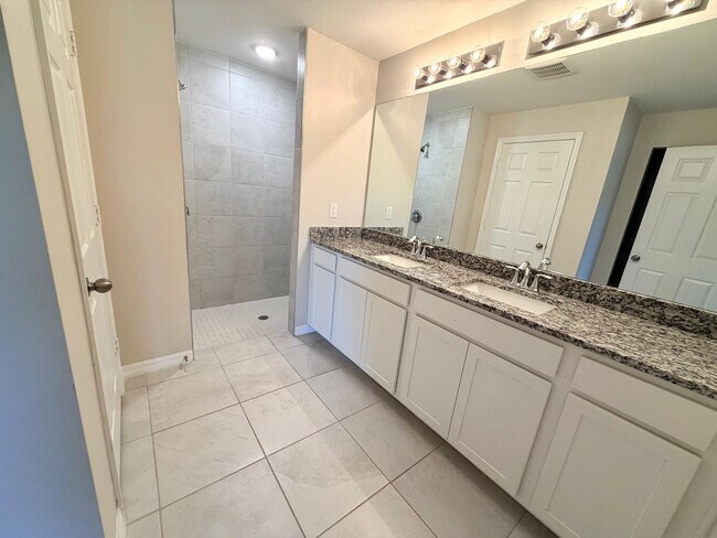 Building Photo - 4 Bed, 2 Bath Available Now in NW Cape Coral