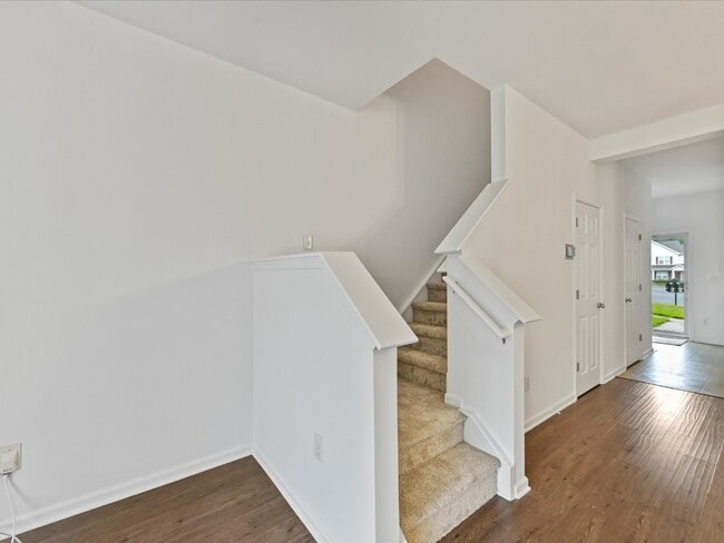 Building Photo - Spacious Townhome!