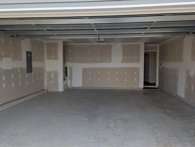 Garage - 4003 Calabash Ct