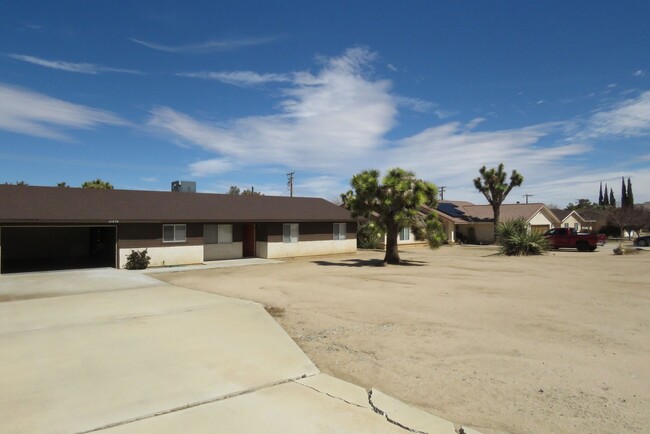 Building Photo - Desert home with oversized garage - move-i...