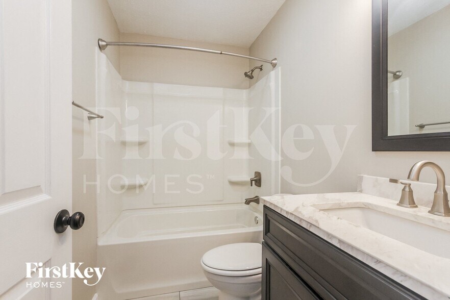 Building Photo - 525 Thornberry Dr