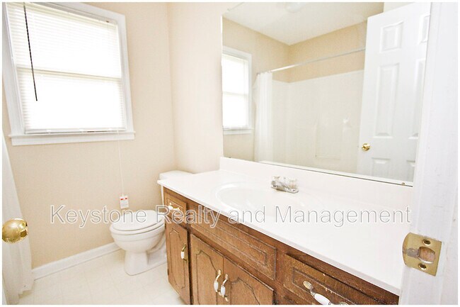 Building Photo - 1770 Crestview Dr