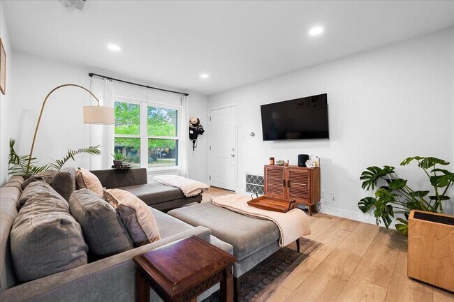 Building Photo - 1808 Forest Hill Dr