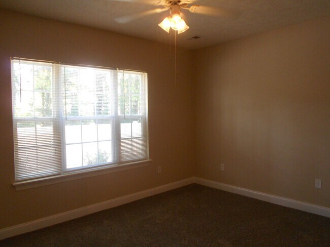 Building Photo - 3 bedroom, 2 bath condo at Fountain Pointe