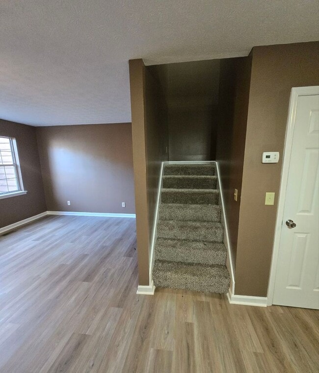 Building Photo - FRESHLY UPDATED TOWHOME.