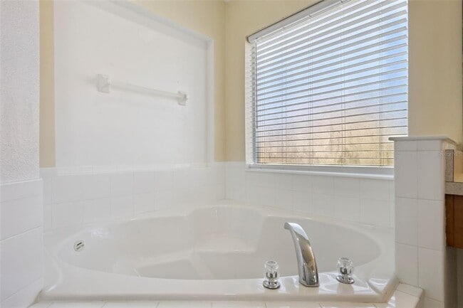 Building Photo - 100 Stella Pass