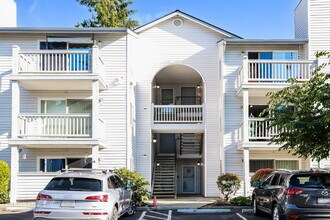 Building Photo - Top-Floor 3 Bed/2 Bath Condo with Silver Lake Views – Water/Sewer/Garbage Included! Available NOW...