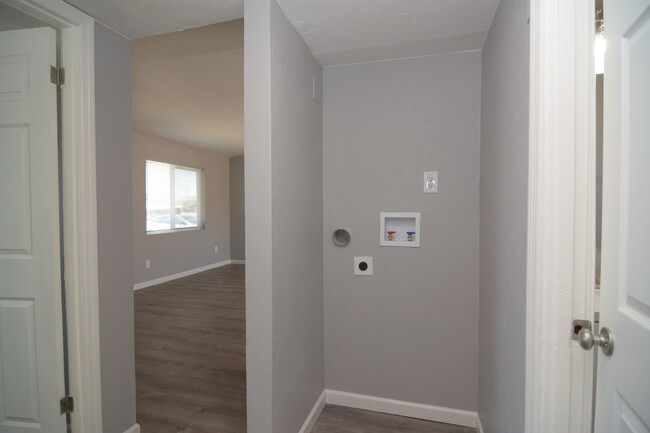 Building Photo - Remodeled 2 Bedroom 1 Bath House! Close to...