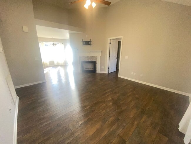 Building Photo - For Lease - 3 Bed, 2 Bath, 1232sqft Home o...