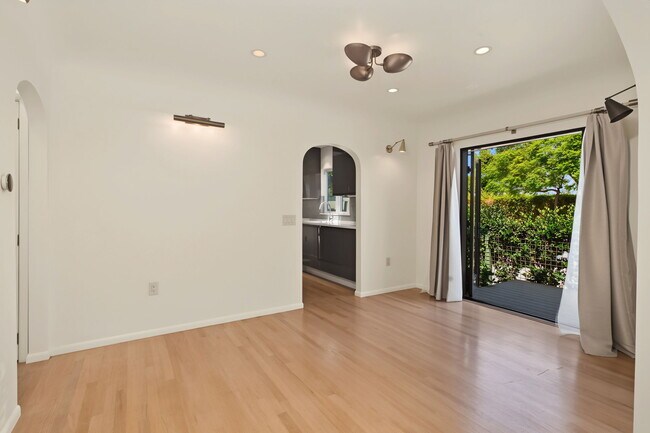Building Photo - 9001 Rosewood Ave