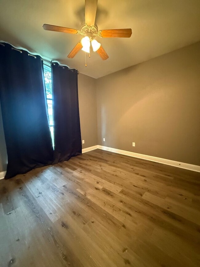 Building Photo - Beautiful 4 bedroom 2 bath home centrally located for added convenience