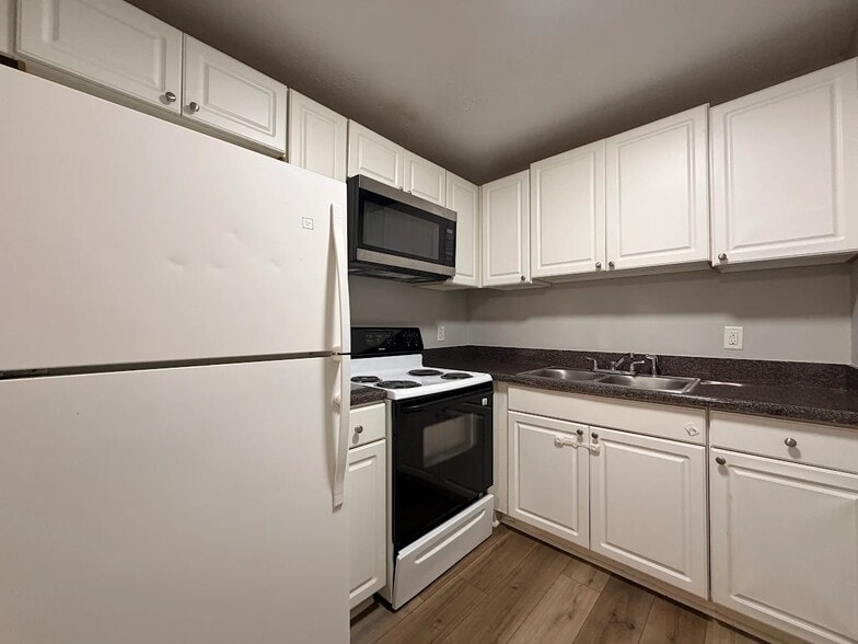 Building Photo - 205 Rustwood Dr
