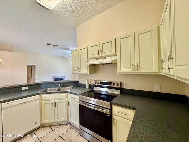 Building Photo - 2418 Hydrangea St