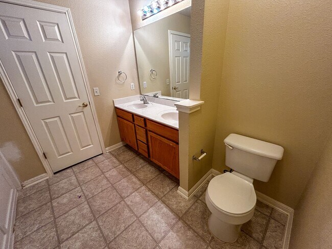 Building Photo - Rare 5 Bedroom in Crystal Knoll Georgetown