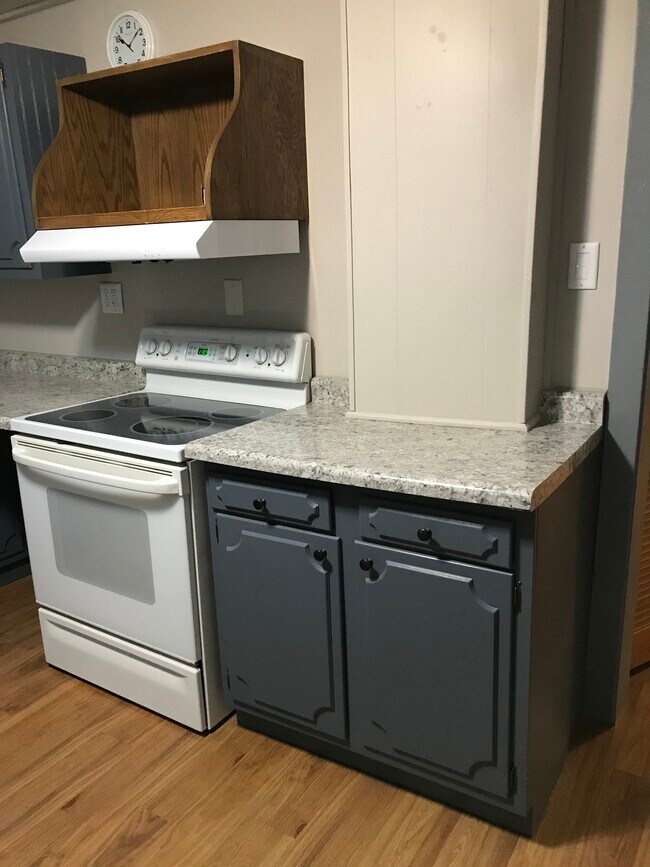 Building Photo - 603 12 St NW