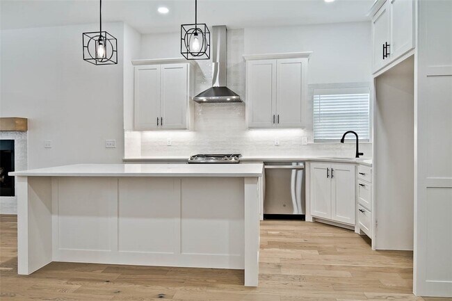 Building Photo - 502 W Persimmon St