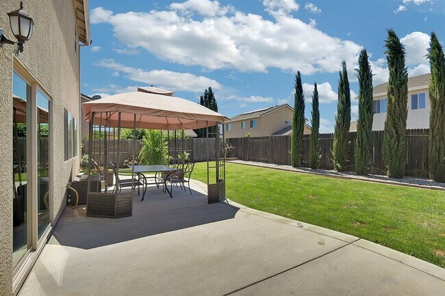 Building Photo - Beautiful 3 Bedroom Edgewater Home with Loft & 3-Car Garage
