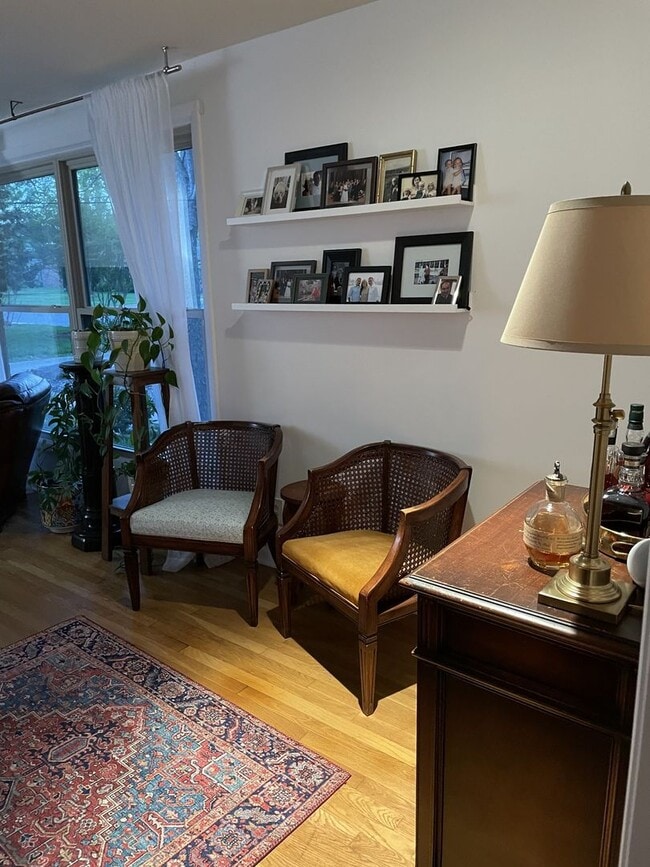Building Photo - This gem is situated and Lovely 3BE/2BA on a quiet street in Warner Park