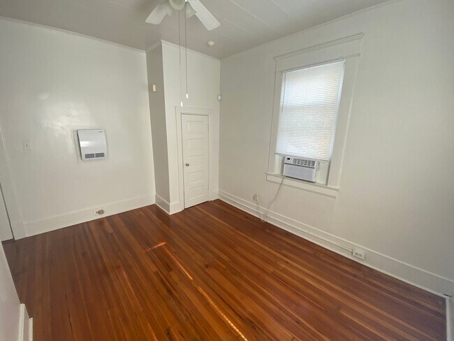 Building Photo - 2nd Floor Apartment in Adorable Historic Home!