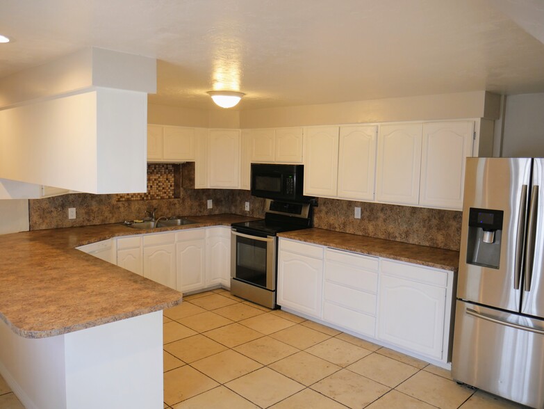 Kitchen - 3761 w 7800 S