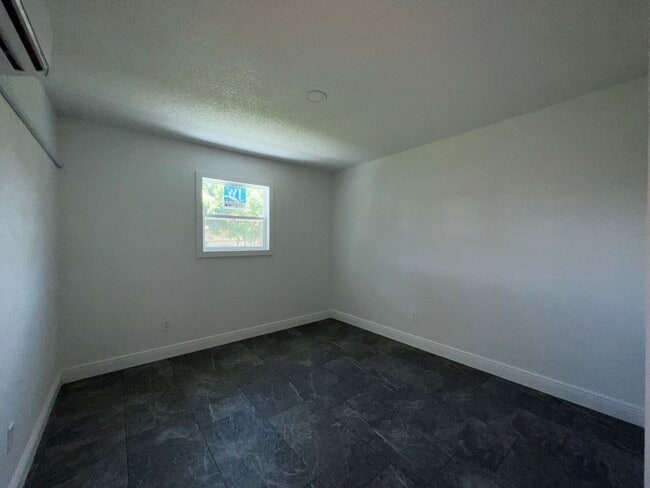 Building Photo - Fully Renovated 2 Bed, 1 Bath Duplex in th...