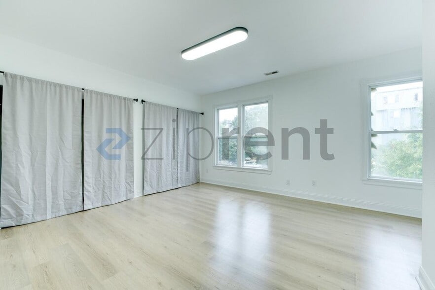 Building Photo - Unit n/a