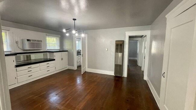 Building Photo - 835 E Weldon Ave