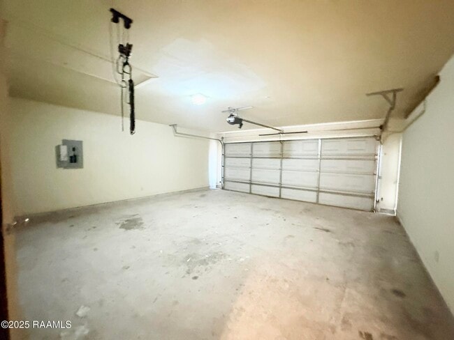 Building Photo - 121 Troubadore Dr