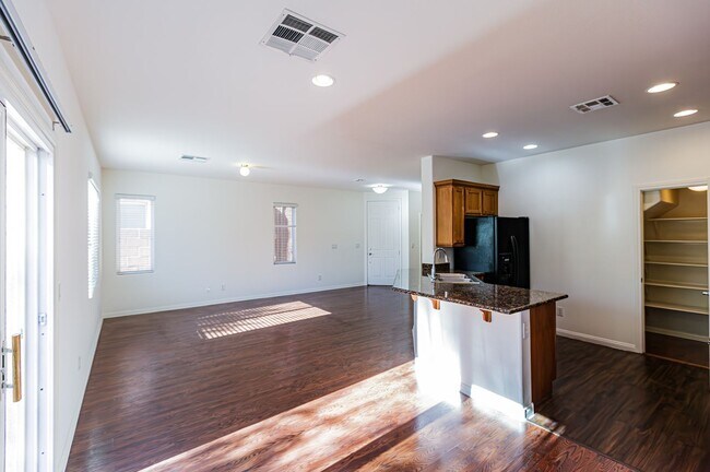 Building Photo - Beautiful 2 story Home