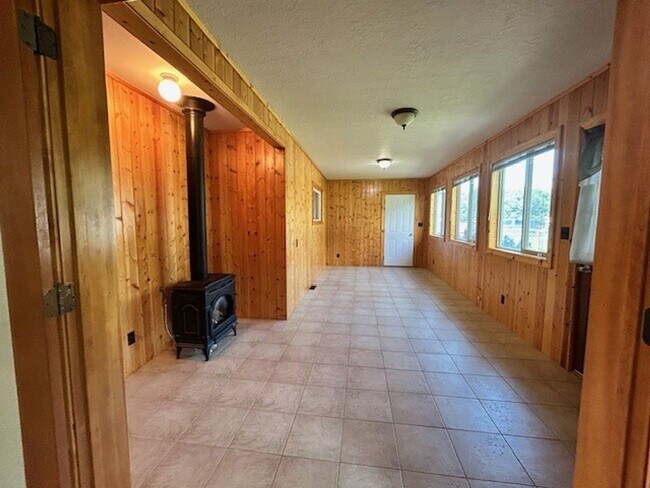 Building Photo - Charming 2-Bed, 1-Bath Hamilton Home with ...